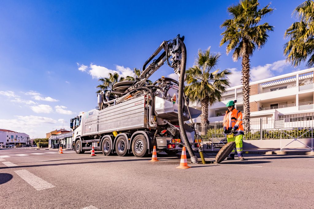 Agent SAUR réalisant des travaux d'assainissement