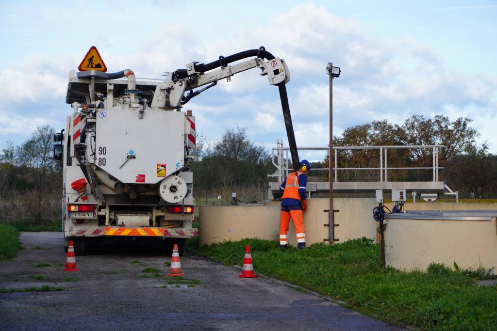 Camion SAUR de débouchage en intervention