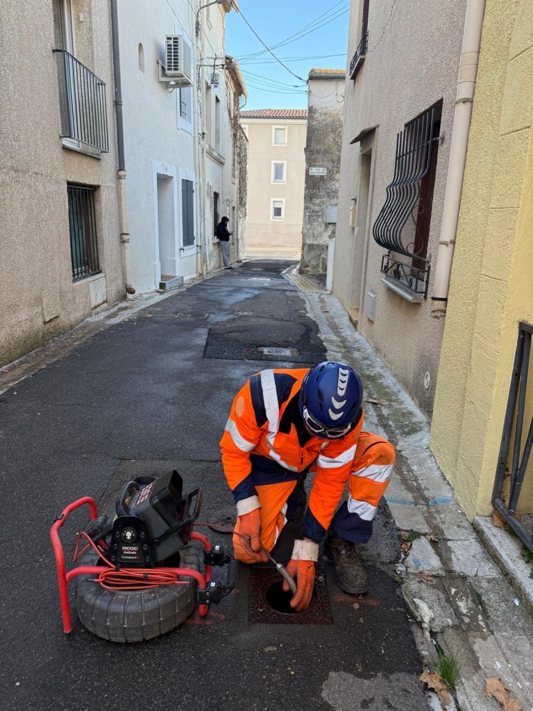 Agent SAUR effectuant une inspection sur le réseau