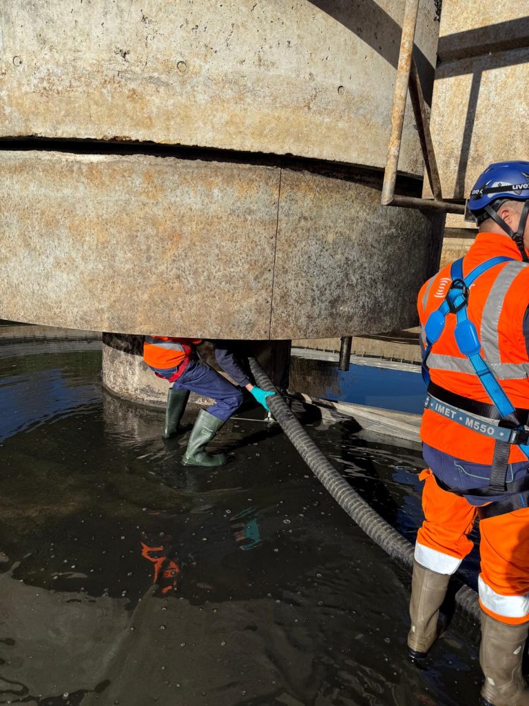 Agents SAUR en intervention sur le réseau d'eau